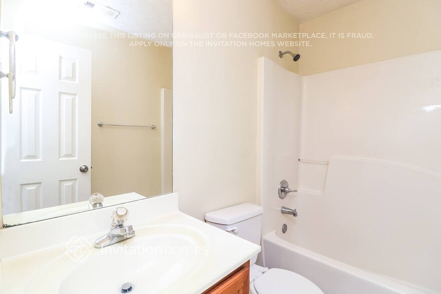 Building Photo - 66 Springbottom Dr SE