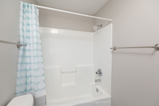 Building Photo - Beautiful Townhome with new paint, carpet ...