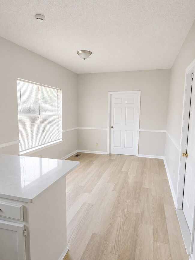 Building Photo - 127 Amberwood Dr