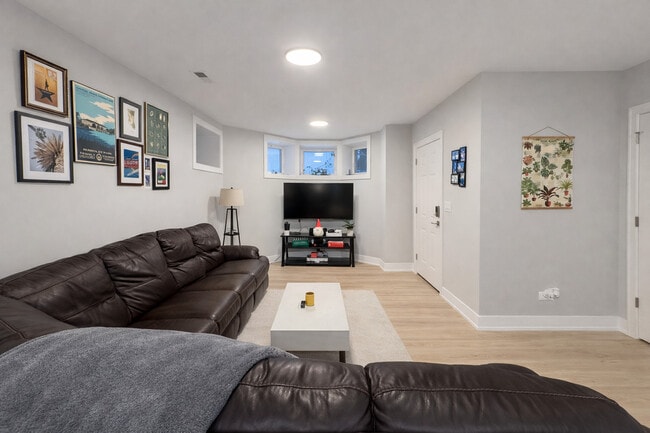 Building Photo - 1535 N Maplewood Ave