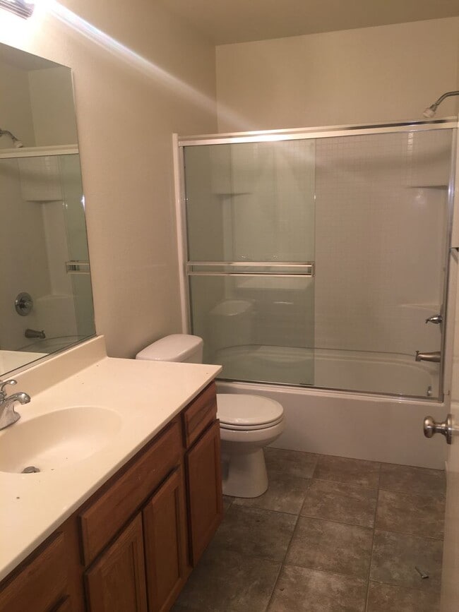Building Photo - Three Bedroom Townhouse Style Apartment wi...