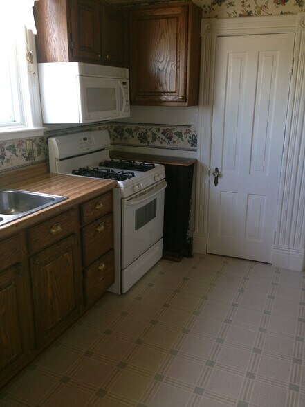 Building Photo - 422 N 9th Ave W