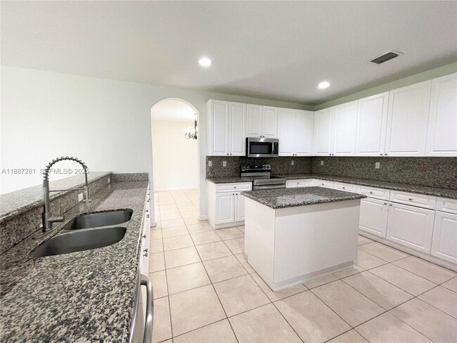 Building Photo - 7636 SW 193rd Ln