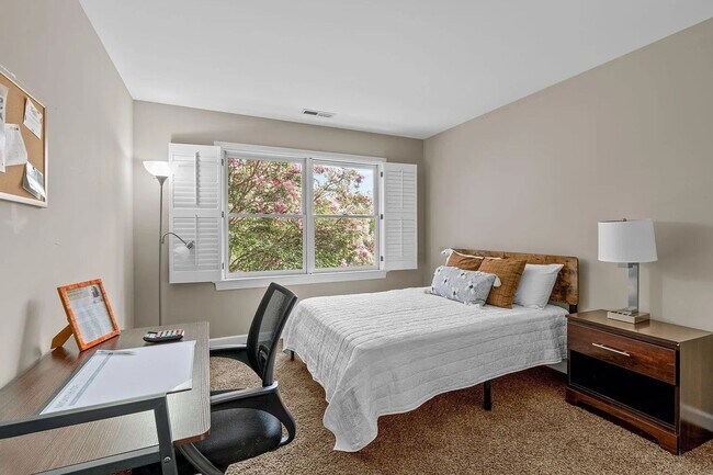 Building Photo - Location meets effortless living in this beautiful END UNIT townhome