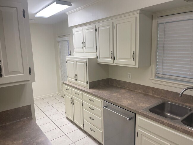 Building Photo - 607 Claymore Dr