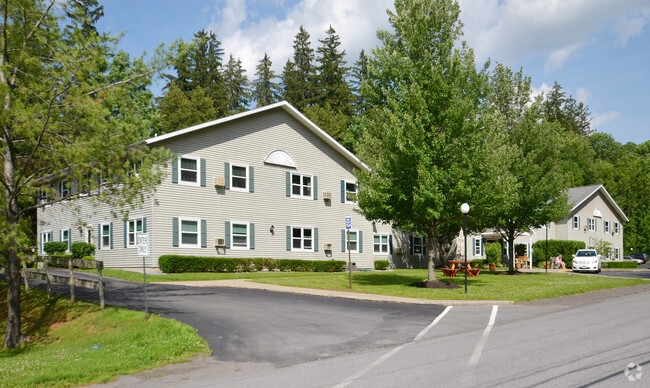 Building Photo - Parsonage Pines