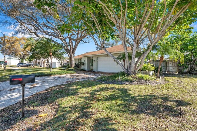 Building Photo - 8789 Maplewood Rd