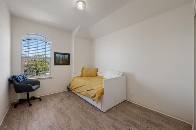 Building Photo - 2209 Nestlewood Dr