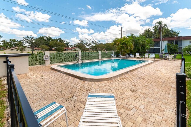 Building Photo - Newly Renovated, 2-Bed, 2-Bath, 2nd Floor ...