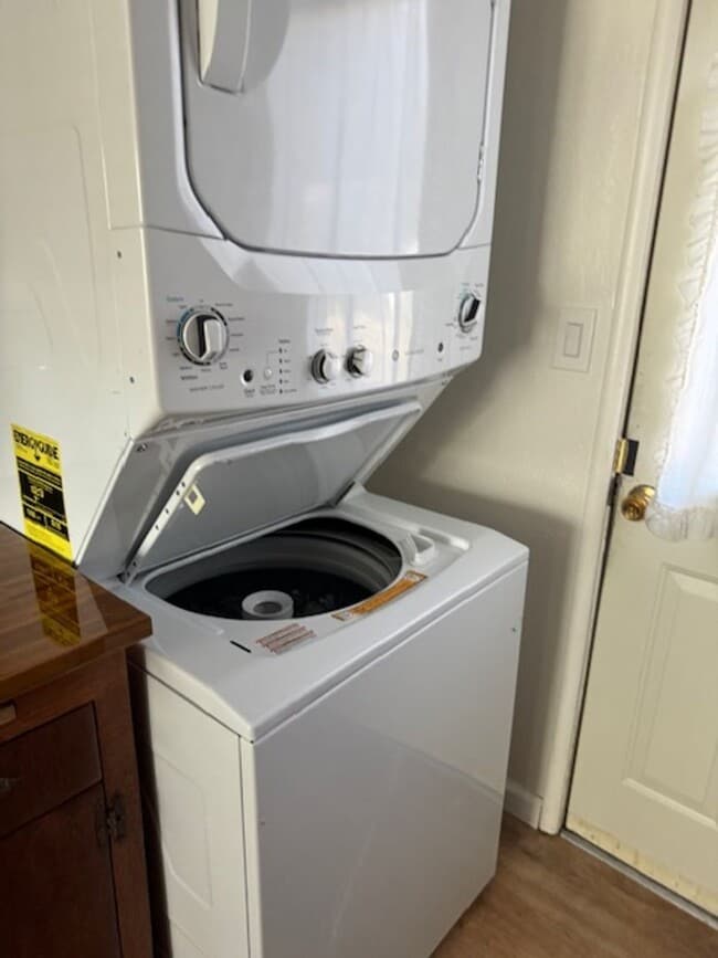 Building Photo - SINGLE LEVEL HOME WITH SPACIOUS FENCED IN YARD