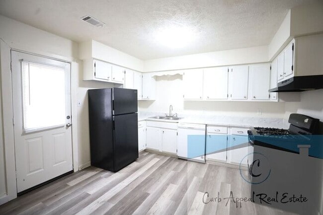 Building Photo - 2 bed, 1.5 bath apartment - $775 - HUD acc...