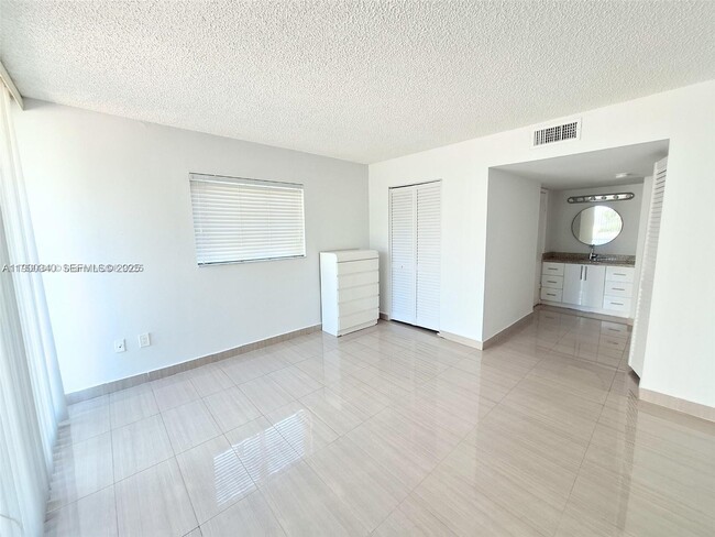 Building Photo - 2011 Bay Dr