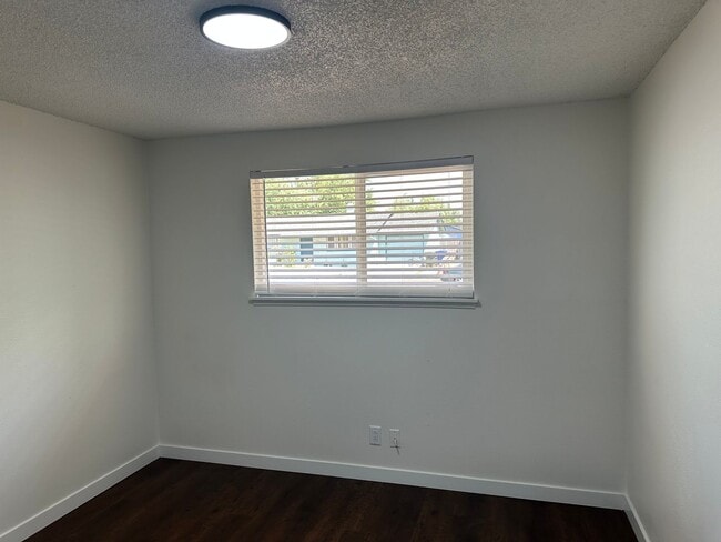 Building Photo - Beautifully updated 2 bedroom 1 bathroom d...