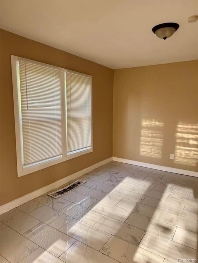 Building Photo - 18488 Fairport St