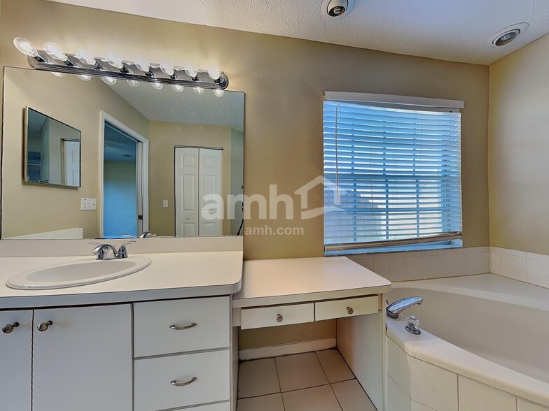 Building Photo - 7909 Hathaway Dr