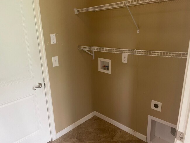 Building Photo - Large 3 Bedroom/2.5 Bath/Bonus/Florida Room