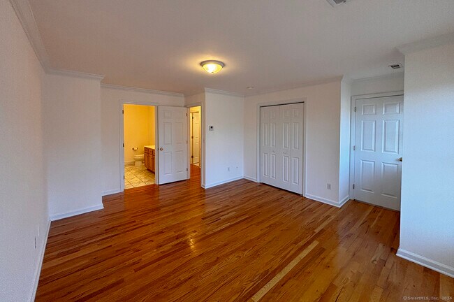 Building Photo - 967 Tunxis Hill Rd