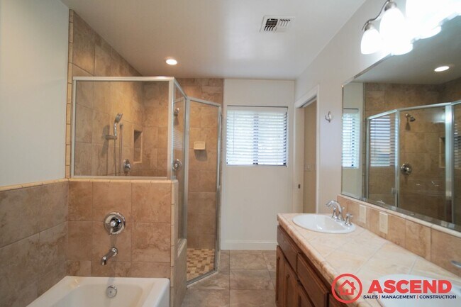 Building Photo - Gorgeous Northwest Bakersfield Home with H...