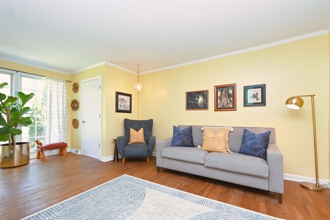 Building Photo - **FURNISHED ONE-SIDE-OF-A-DUPLEX HOME WITH BASEMENT STORAGE MINUTES FROM NASHVILLE WEST AND DOWNT...