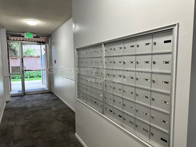 Building Photo - 650 N Oakland Ave