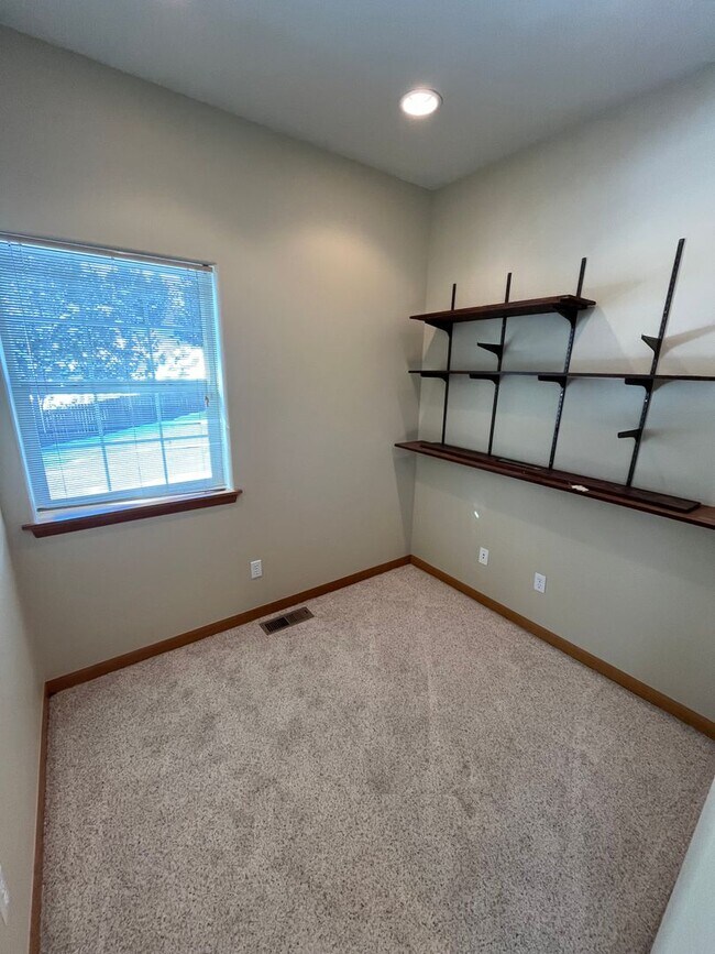Building Photo - Spacious 3 Bed/3.5 Bath Home with Two Prim...