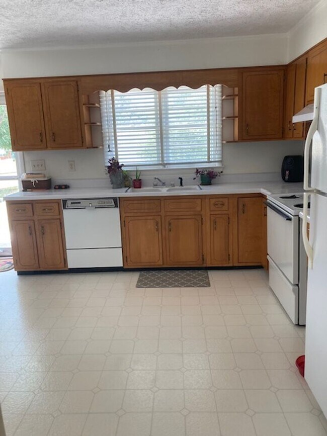 Building Photo - Maryville 37804 - 3 bedroom, 2 bath ranch home - Contact Debra Johnson (865) 591-8281