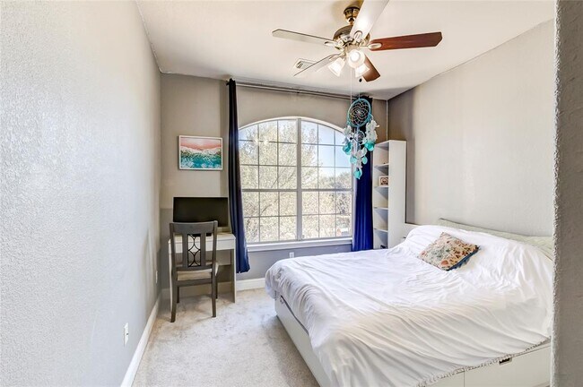 Building Photo - 2500 Charolais Ct