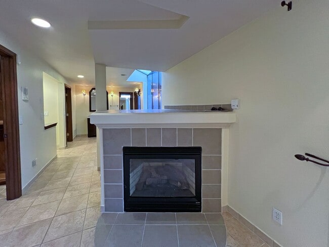 Building Photo - Gated Sound view home Des Moines area, 4 bed plus den 2.5 bath 3900 s/f, Available NOW!!!