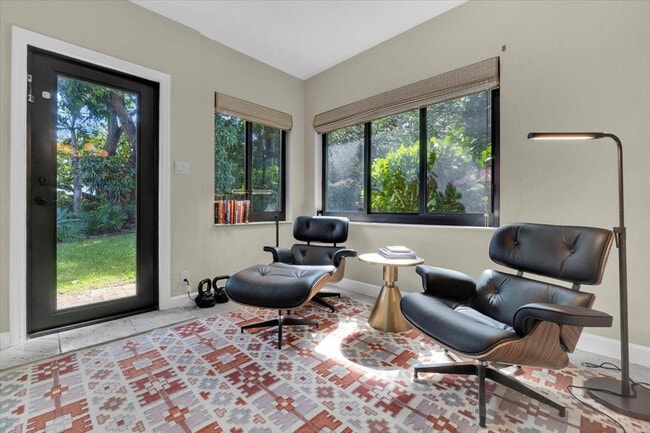 Building Photo - 426 NE 8th Ave