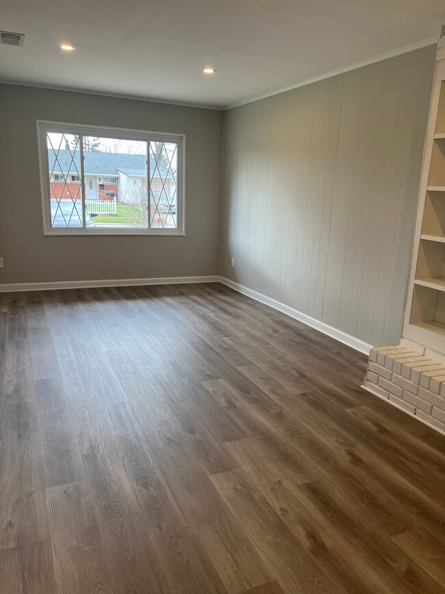 Building Photo - Spacious and recently renovated 4 bedroom