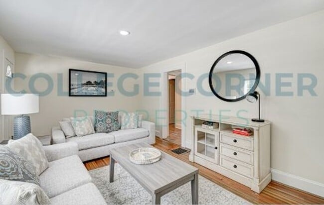 Building Photo - 127 Idlewilde Dr