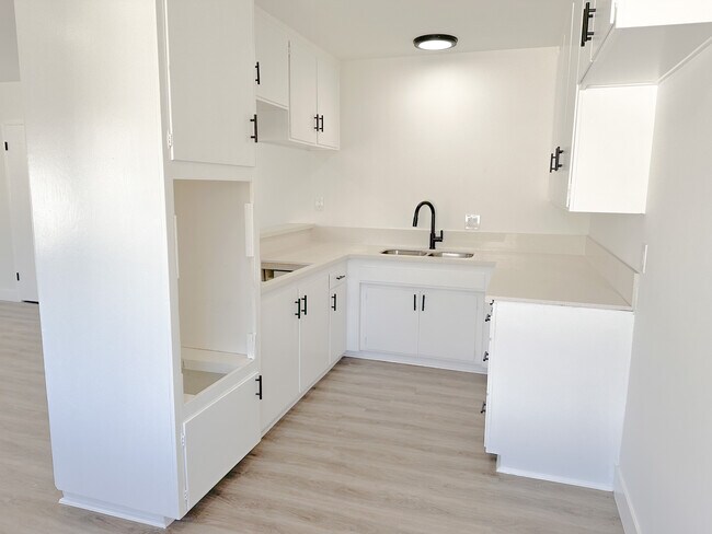 Building Photo - 5315 Lorna St N