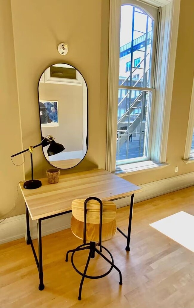 Building Photo - Enormous Upper Floor Unit in Heart of Downtown MKE