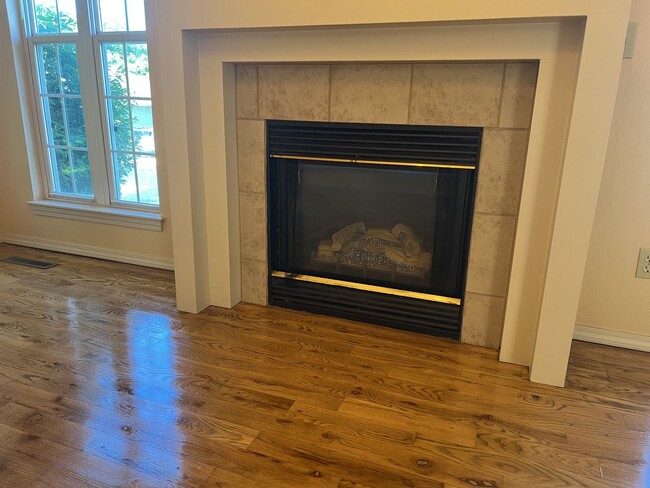 Building Photo - 4 Bedroom Home in SE Springfield!