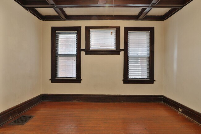 Building Photo - Central Campus - LARGE 4 Bedroom House with off-street parking