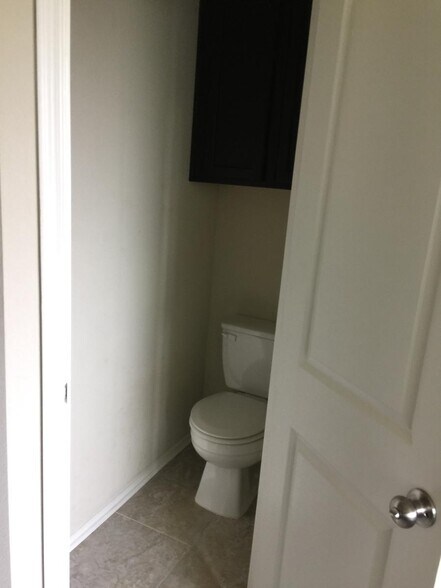 Master water closet - 112 Brookside Dr