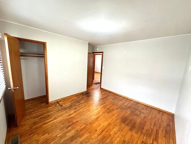 Building Photo - 3 BEDROOM 1 BATH IN JOPLIN-$1200 RENT-$1200 DEPOSIT