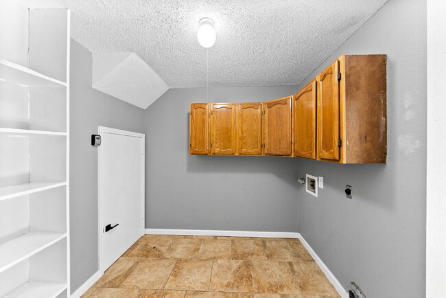 Building Photo - Spacious 4-Bedroom Rental in Autumn Ridge ...