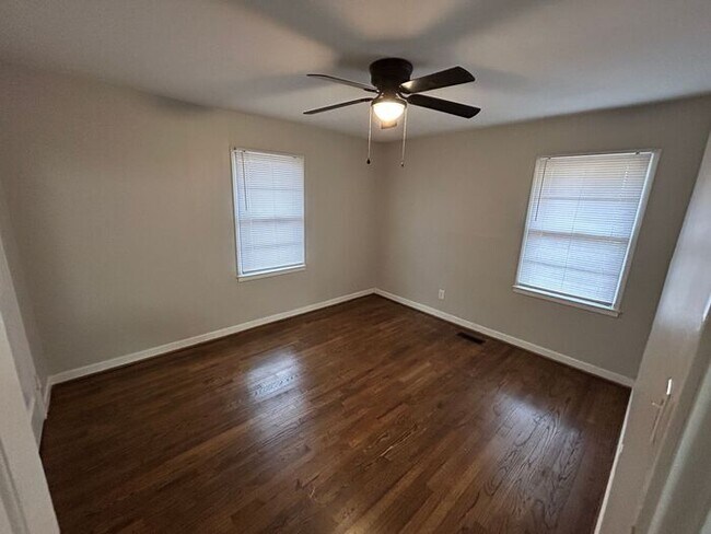 Building Photo - Adorable 3-Bedroom Home with Fenced Backya...