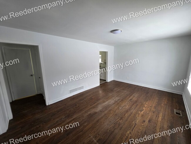 Building Photo - Spacious 4 bedroom 1 bathroom house