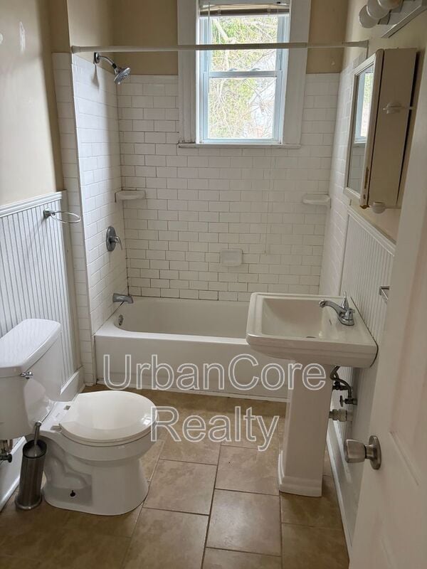 Building Photo - 2410 Cedar St