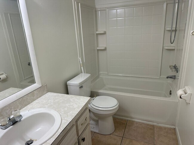 Building Photo - 706 Lee St