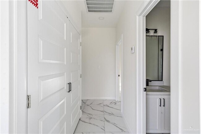 Building Photo - 21 N Abesam Ave