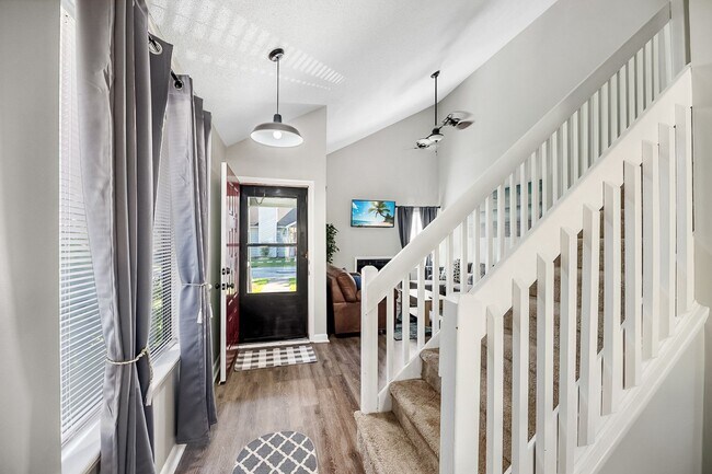 Building Photo - Charming and Spacious Home