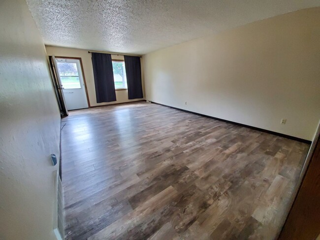 Building Photo - 3 bed 2.5 bath townhouse