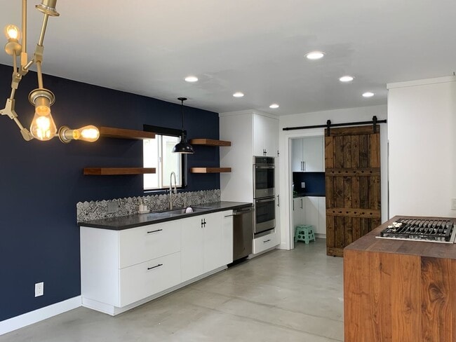 Building Photo - Beautiful North Redondo Beach house