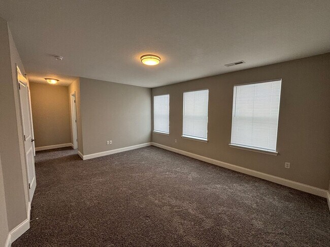 Building Photo - Beautiful Townhome in Washington! - 2 Bedroom