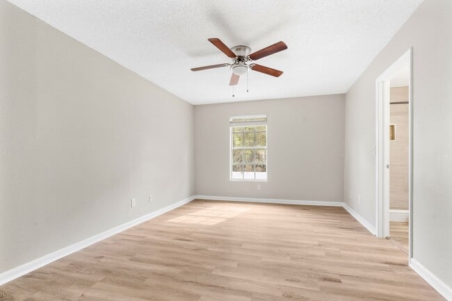 Building Photo - Beautiful Temple Terrace Townhome!