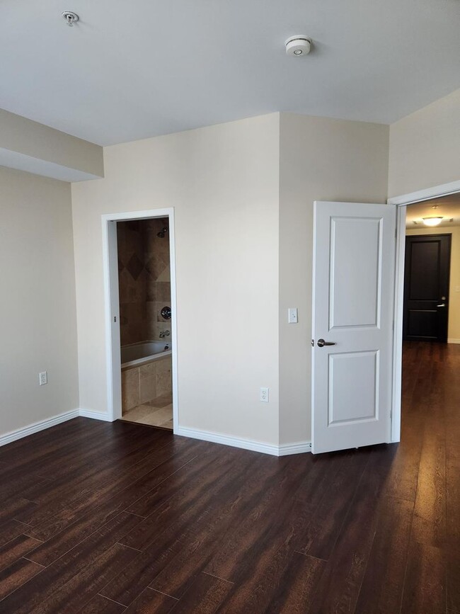 Building Photo - $500 off Frist Months Rent! Beautiful 1 be...