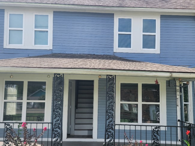 Building Photo - 714 E Lamar St